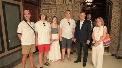 وزير السياحة يلتقي مجموعة من السائحين بمجمع الأديان