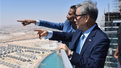 سفير كوريا الجنوبية يتفقد الأبراج الشاطئية والمدينة التراثية ومشروعات أخرى بمدينة العلمين الجديدة