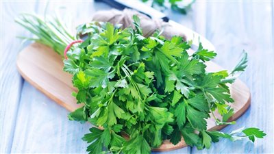 فوائد البقدونس، يقوي العظام والمفاصل ويخفض ضغط الدم والسكري 
