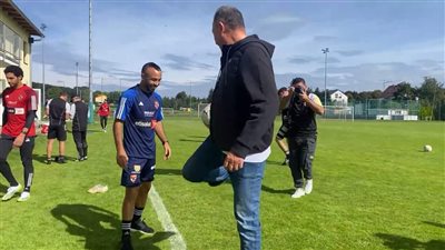 الخطيب يداعب أفشة في مران الأهلي (فيديو)