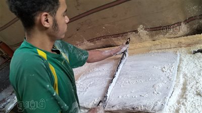 من داخل أقدم مصنع لحلوى المولد، صاحب المصنع: الحلاوة السنة دي مش هتغلى (فيديو وصور)