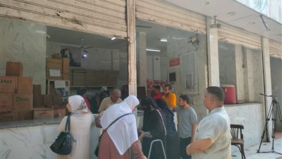 بدء صرف السلع التموينية لأصحاب البطاقات من 40 ألف منفذ 