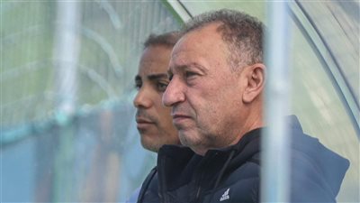 الحزن يظهر على الخطيب أثناء مباراة الأهلي وسموحة ويغادر الملعب قبل النهاية (فيديو)