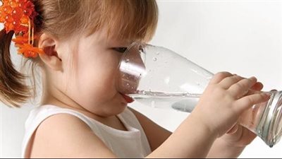  فوائد شرب الماء للأطفال، يقوى مناعتهم ويساعدهم على التركيز والنمو بشكل صحى 