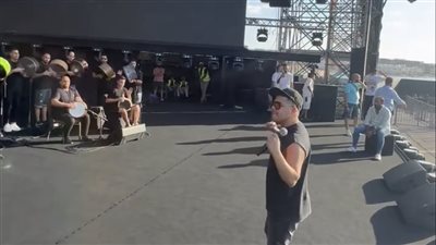 عمر كمال يواصل بروفات حفله في العلمين الجديدة (صور) 