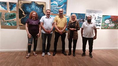 سفيرة المناخ تحذر العالم باللوحات التشكيلية 