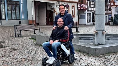 نجل المطرب محمد ثروت يحتفل بعيد ميلاد والده: أول عيد ميلاد ماكنش جنبك (صور)