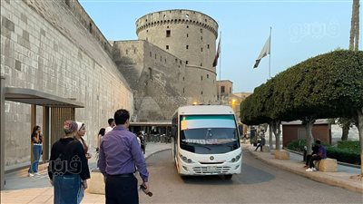 12 أتوبيس وطفطف لنقل جمهور حفلات مهرجان القلعة إلى المسرح (صور)