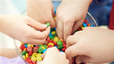 حلوى مزيفة توقع طفلين في مصيدة تعاطي المخدرات