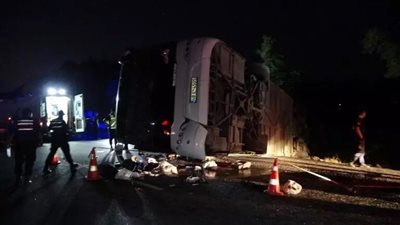 وفاة شخصين ومصاب إثر تصادم سيارتين نقل أعلى الطريق الدائري اتجاه السلام