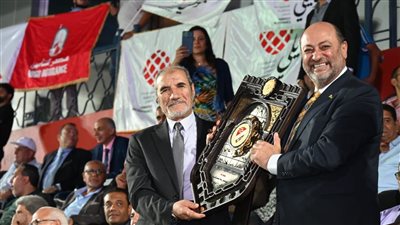 هاني أمان يسلم درع بطولة الجمهورية للشركات خلال فعاليات افتتاح البطولة الـ ٥٦