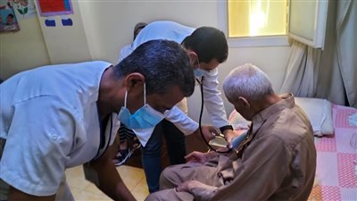 فريق طبي من الرعاية الصحية بالأقصر يتفقد الحالة الصحية للفئات الأولى بالرعاية
