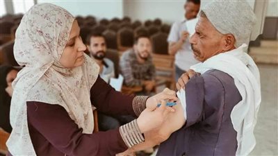 رعاية صحية وتطعيمات لعمال النظافة ضد الفيروسات بمركز مطاي بالمنيا