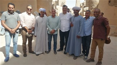 وزير السياحة يلتقط سلفي مع القائمين بأعمال ترميم مشروعات معابد الكرنك (صور)