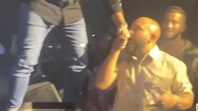 محمود العسيلي يقبل يد تامر حسني (فيديو) 