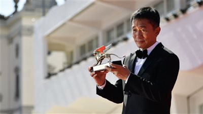 مهرجان فينيسيا يمنح توني ليونج جائزة الأسد الذهبي لإنجاز العمر (فيديو)