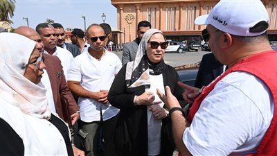 وزيرة التضامن الاجتماعي تتفقد نقطة الخدمات الإنسانية للهلال الأحمر المصري 