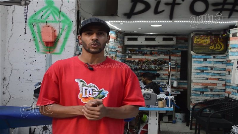 شاب يعيد إحياء الملابس