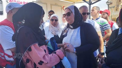 وزيرة التضامن تستفسر من سيدة سودانية فى أسوان عن حالتها (فيديو وصور)