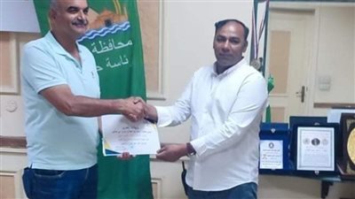 رئيس حي الدقي يكرم وكيل إدارة الإشغالات (صورة)