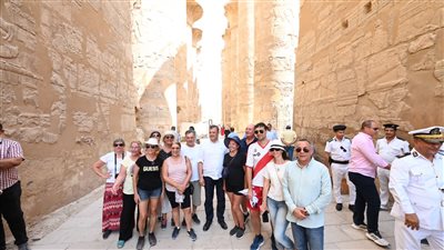 أحمد عيسي يلتقي سائحي أمريكا والأرجنتين بوادي الملوك ومعبد الكرنك بالأقصر