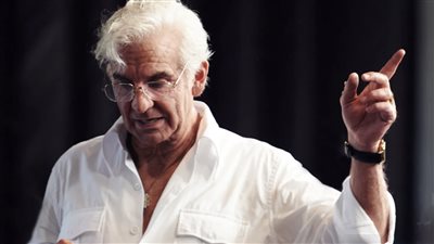 رقص أبناء ليونارد برنشتاين أثناء العرض الأول لفيلم MAESTRO بمهرجان فينيسيا (فيديو)