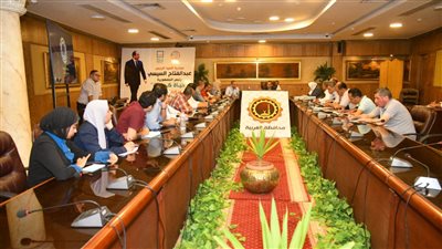 محافظ الغربية يعقد اجتماعا لمناقشة مشروعات الرصف والتطوير الجارية