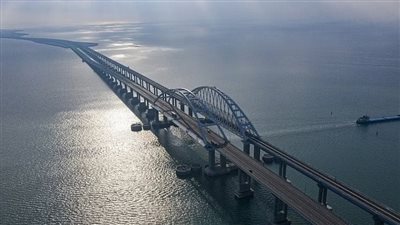 إعادة تشغيل جسر القرم بعد توقف مؤقت