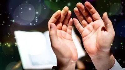 حكم رفع اليدين إلى السماء أثناء الدعاء؟ الإفتاء تجيب