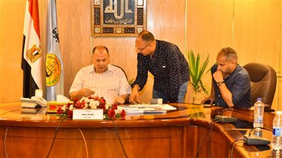 محافظ أسيوط: رصف الشوارع بعد توصيل المرافق للحفاظ على المال العام