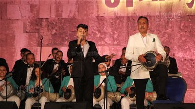 الطفل محمد شادي يشعل حماس الجمهور في حفل سعيد الأرتيست بمحكي القلعة (فيديو)