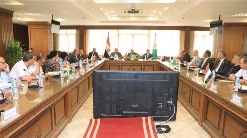 محافظ الجيزة مع القيادات