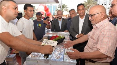 الشنطة بـ50 والكوتشي بـ 100.. جولة في معرض أهلا مدارس بالدقهلية (فيديو وصور)