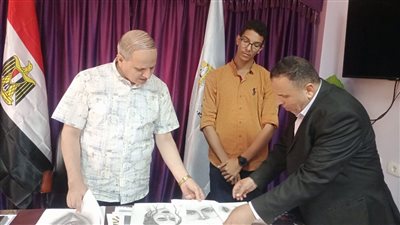 وكيل تعليم كفر الشيخ يكرم مبدعا بالثانوي التجاري ويشيد بمركز الموهوبين 