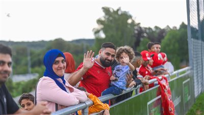 العائلات والأطفال يدعمون الأهلي أثناء المران المسائي بالنمسا (صور)