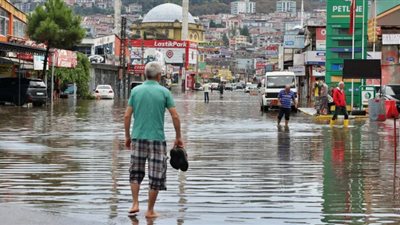سباحة عبر الشوارع بسبب الفيضانات المدمرة في تركيا (فيديو)