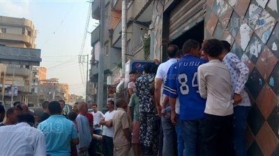 استمرار التزاحم على محال بيع السجائر بعد تخفيض سعرها في المنوفية (صور)