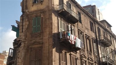 مصرع عامل محارة وإصابة آخر في انهيار شرفة عقار بالإسكندرية 