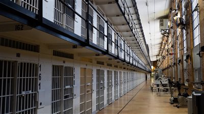 سجن في أمريكا يدخل حالة 