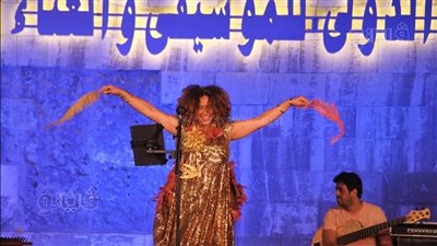 فاكهة مهرجان القلعة، تفاعل جماهيري كبير مع إبداعات التونسية غالية بن علي (صور)