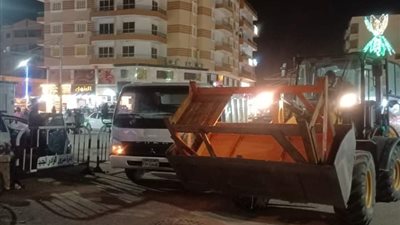 مركز الخارجة يتابع حملات إزالة الإشغالات واللوحات الإعلانية المخالفة 