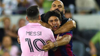 لحظة اقتحام مشجع برشلوني مباراة إنتر ميامي، ورد فعل حارس ميسي (فيديو)