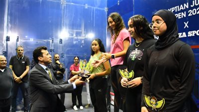 وزير الرياضة يُكرم الفائزين ببطولة مصر الدولية للأسكواش للناشئين والناشئات 2023