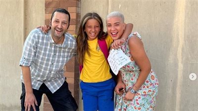 أسما شريف منير برفقة طليقها محمود السكري في أول يوم دراسة لابنتهما 