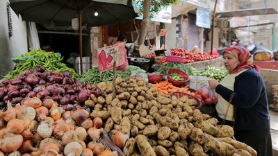 سعر البصل يواصل الانخفاض، أسعار الخضراوات في سوق العبور اليوم