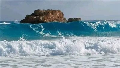 منع المصطافين من دخول بعض الشواطئ بسبب ارتفاع الأمواج في مطروح 