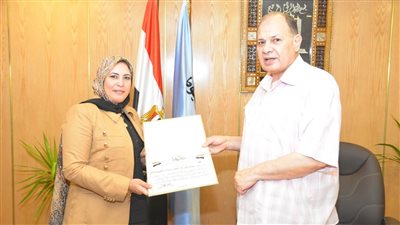 محافظ أسيوط يكرم مدير إدارة التخطيط بمديرية التضامن الاجتماعي