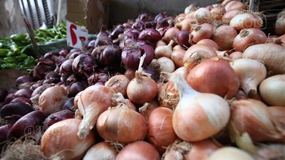 أسعار الخضراوات اليوم، انخفاض جديد في سعر البصل بسوق العبور