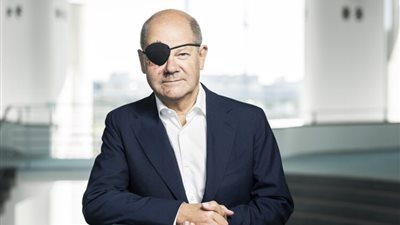 بعصابة سوداء على عينه، أول ظهور للمستشار الألماني بعد إصابته