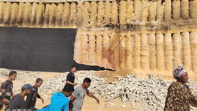 أول صور لحادث مصرع شخص وإصابة 2 بانهيار حائط في التجمع 